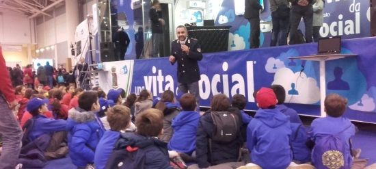 Contro i bulli torna ad Aosta la campagna della polizia postale Contro i bulli torna ad Aosta la campagna della polizia postale