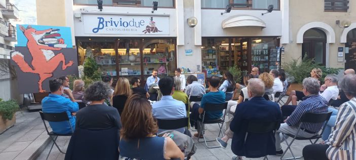 Stefano Agravi presenta il libro. All'interno alcuni momenti della serata Stefano Agravi presenta il libro. All'interno alcuni momenti della serata