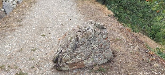 Aosta: Una frana blocca strada nella riserva naturale Tzatelet