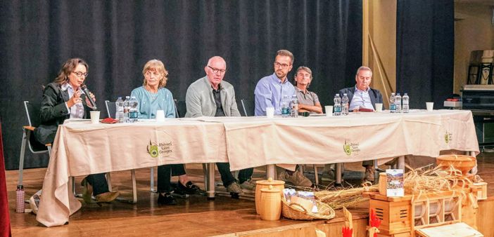 Da sinistra verso destra l’autrice  Maria della Volpe, la sindaca di Rhêmes Saint Georges Nella Therisod, il presidente della Giunta della regione Valle D’Aosta Renzo Testolin, il moderatore della serata e Cerimoniere del Leo Club Valle D’Aosta Laurent Mattia Braga, il Professore Alessandro Désandré e il Professore Robert Louvin