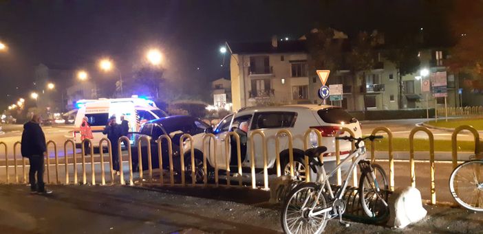 Le due vetture subito dopo lo scontro (cliccare sulla foto per avviare la minigallery) Le due vetture subito dopo lo scontro (cliccare sulla foto per avviare la minigallery)