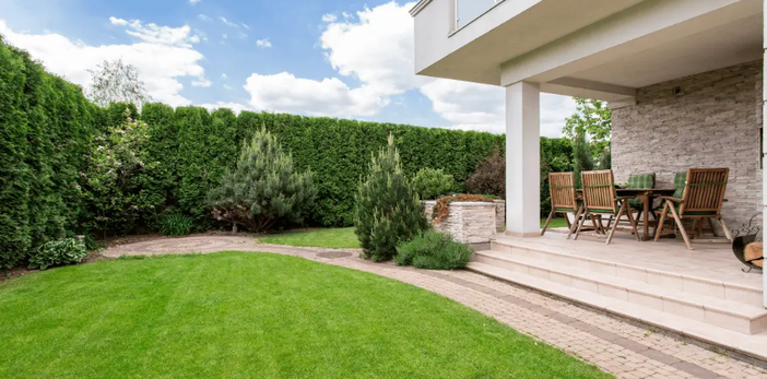 Prato sintetico: il segreto per un giardino sempre verde e rigoglioso (senza manutenzione) Prato sintetico: il segreto per un giardino sempre verde e rigoglioso (senza manutenzione)