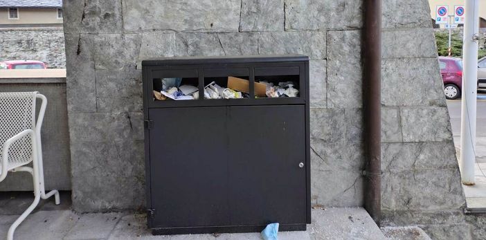 Il cassonetto della vergogna in via Guido Rey