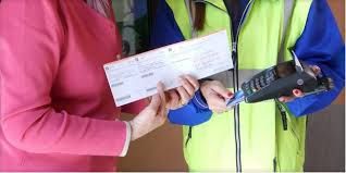 Il Postino suonava sempre due volte ora è un suonatore seriale Il Postino suonava sempre due volte ora è un suonatore seriale