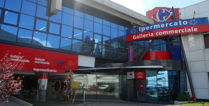 Il Direttore ed i capireparto dell'Iper Carrefour di Pollein contestati dai dipendenti Il Direttore ed i capireparto dell'Iper Carrefour di Pollein contestati dai dipendenti