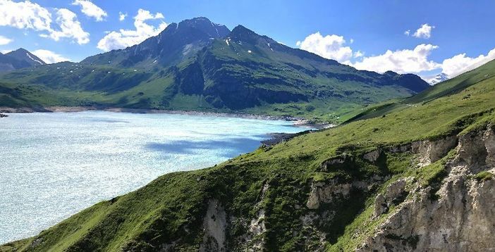Il lago nella zona dei calanchi e del monolito (ph. Lodovico Marchisio) Il lago nella zona dei calanchi e del monolito (ph. Lodovico Marchisio)