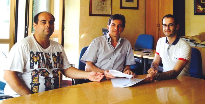 La consegna delle firme da parte del Comitato all'assessore comunale Balliana La consegna delle firme da parte del Comitato all'assessore comunale Balliana