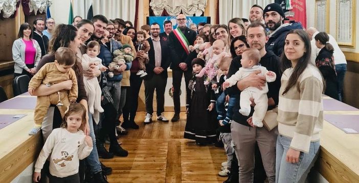 Charvensod abbraccia i suoi nuovi nati: un gesto che guarda al futuro