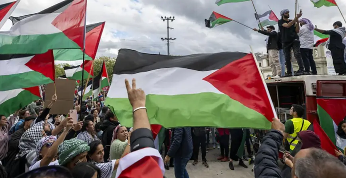In Valle d'Aosta fiaccole spente e bandiere palestinesi ripiegate In Valle d'Aosta fiaccole spente e bandiere palestinesi ripiegate