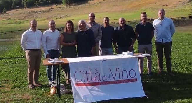 Francesco Gentile (Arvier), Matteo Bosonin (Donnas), Wanda Chapellu (Verrayes), Loredana Petey (Consiglio regionale Valle d’Aosta), Michel Martinet (Consiglio regionale Valle d’Aosta), Stefano Carletto (Coordinatore regionale Città del Vino), René Cottino (Gressan), Loris Peano (Villeneuve), Marco Vesan (Chambave) Francesco Gentile (Arvier), Matteo Bosonin (Donnas), Wanda Chapellu (Verrayes), Loredana Petey (Consiglio regionale Valle d’Aosta), Michel Martinet (Consiglio regionale Valle d’Aosta), Stefano Carletto (Coordinatore regionale Città del Vino), René Cottino (Gressan), Loris Peano (Villeneuve), Marco Vesan (Chambave)