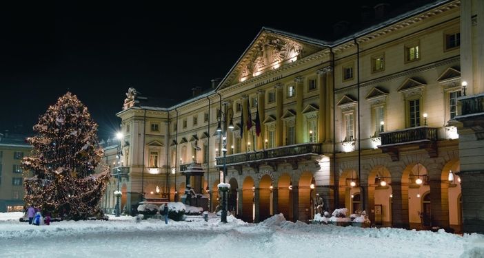 Foto di repertorio del Comune, dallo scorso anno in piazza Chanoux viene realizzato dalla Chambre un albero di Natale tecnologicocon una scala a chiocciola alta 9 metri consente di ammirare la piazza principale della città