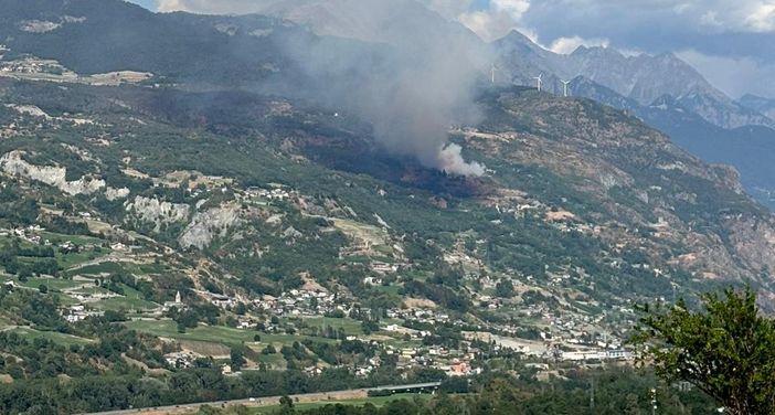 Incendio tra Saint-Denis e Verrayes, una notte di lotta e un’alba di speranza