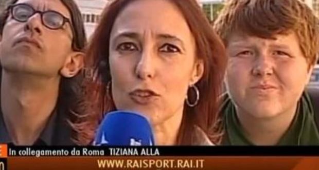 Gabriele Paolini e il suo giovane 'erede' disturbano una giornalista (dal sito funweek.it)
