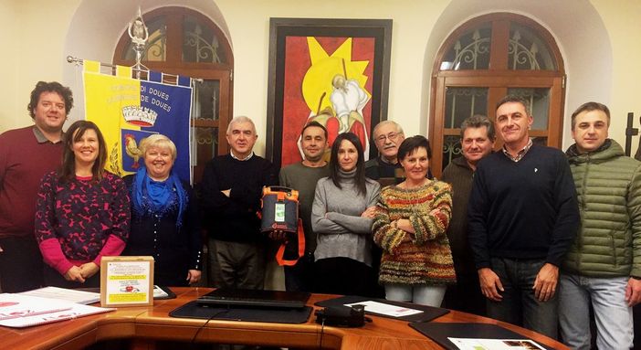 Foto ricordo della cerimonia di consegna del defibrillatore alla comunità di Doues