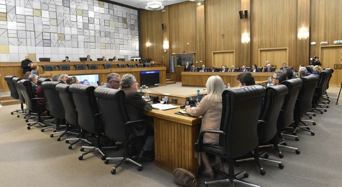 Autonomisti a destra, testoline e contraddizioni: la Valle d’Aosta alla prova del “governo rosso-nero”