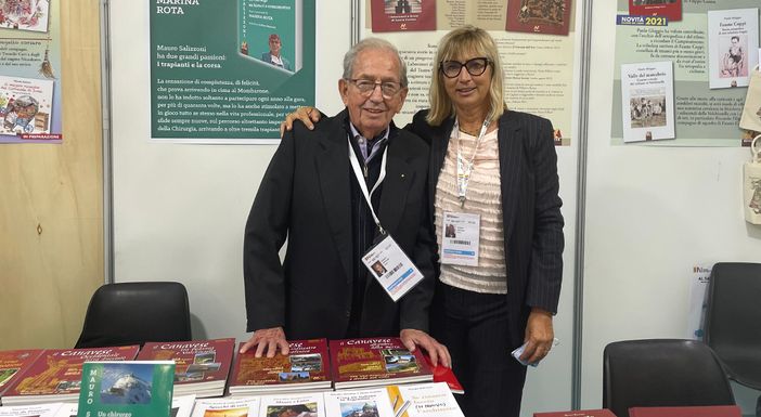 Cesare Verlucca con la figlia ad un Salone del Libro di Torino (forto archivio)