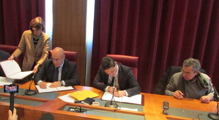 Il questore di Aosta, Pietro Ostuni, il Presidente della Giunta, Laurent Vierin e il presidente della Sitrasb, Silvano Meroi, firmano il protocollo