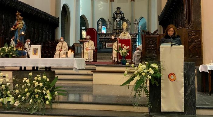 La Presidente dei Giornalisti cattolici Alessandra Ferraro legge un salmo (foto Corriere della Valle e di Genny Perron)