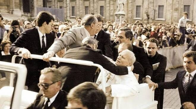 40 anni fa l’attentato a Papa Wojtyla in piazza San Pietro 40 anni fa l’attentato a Papa Wojtyla in piazza San Pietro