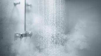 Meno docce dopo i 65 anni, la raccomandazione del dermatologo: "Ecco perché e cosa succede alla pelle"