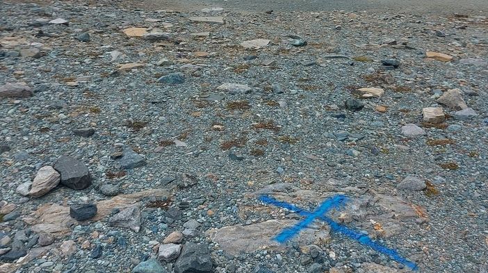 Croci di vernice rossa e blu nel Vallone Cime Bianche
