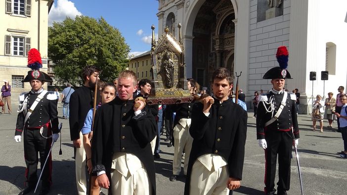 La cassa reliquario trasportata in processione (cliccare sull'immagine per avviare la gallery)