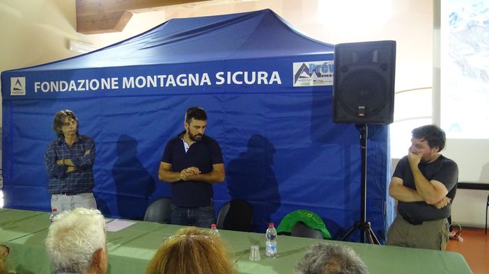 Da sinistra Enrico Martinet, Joel Creton e Luca Mercalli durante la conferenza di Fondazione Montagna Sicura