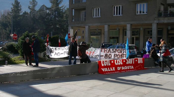 Presidio dei sindacati valdostani in piazza Deffeyes