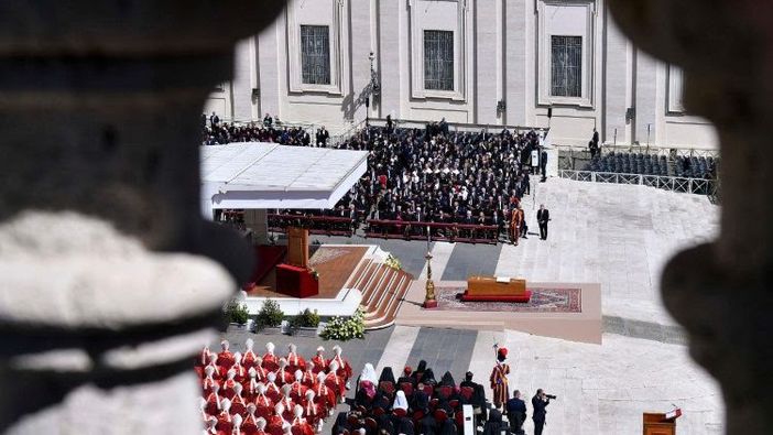 “Tutti, tutti, tutti” a dare l’ultimo saluto al Papa di tutti “Tutti, tutti, tutti” a dare l’ultimo saluto al Papa di tutti
