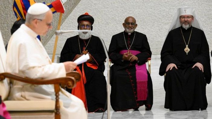 Il Papa: tacciano le armi, ai potenti dico "dialoghiamo, negoziamo"