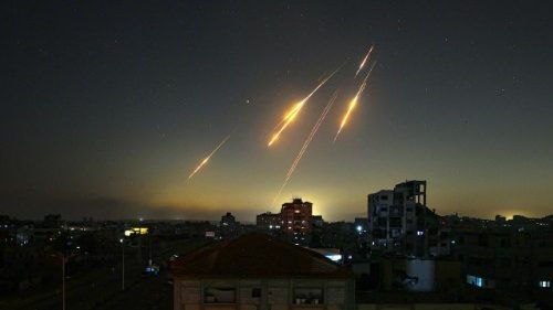 Il Papa: non abituarsi alla guerra. Respingere il fascino delle armi, si rischia la barbarie Il Papa: non abituarsi alla guerra. Respingere il fascino delle armi, si rischia la barbarie