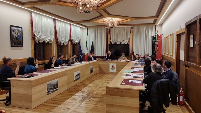 Charvensod tra memoria e futuro: il Consiglio cerca equilibrio tra servizi, bilancio e dialettica istituzionale