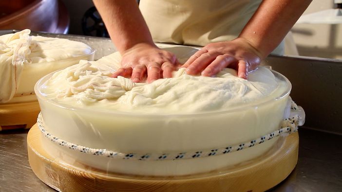 Una fase della lavorazione della Fontina