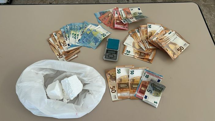 Operazione dei Carabinieri tra Donnas e Pont-Saint-Martin: sequestrati droga, contanti e bilancino