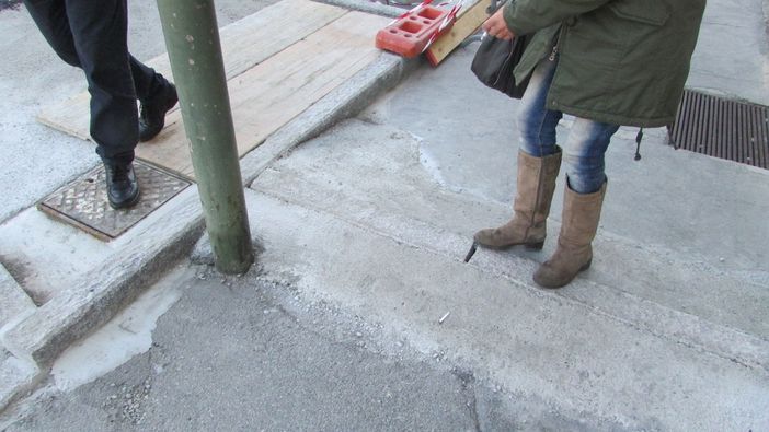 Una 'cunetta' attraversa il marciapiede