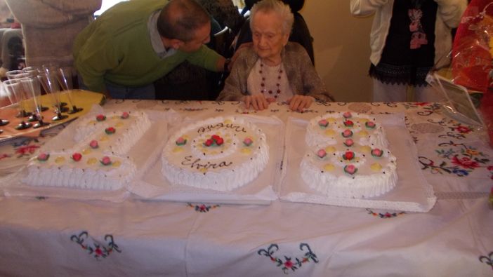 Qui e in basso la festa in onore di Elvira Lamparelli