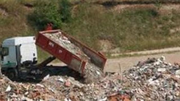 COMUNICAZIONE POLITICA AUTOGESTITA: Adu 'le discariche a larghe intese'