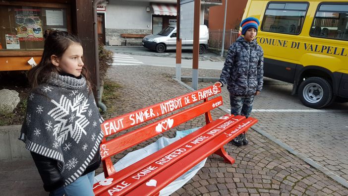 Valpelline: Nuovo scuolabus e inaugurata Panchina rossa