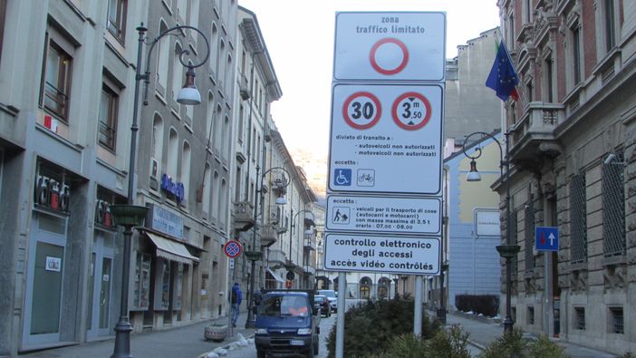 Aosta: Accesso in Ztl solo per rapide consegne alimentari e farmacie