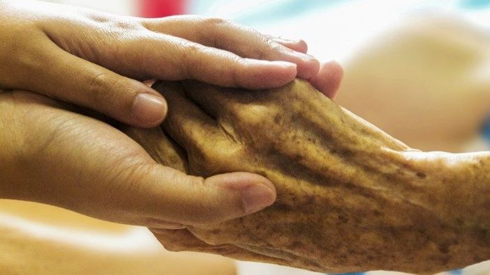 Strattoni, insulti e crudeltà: anziana maltrattata nella microcomunità, due oss sospese