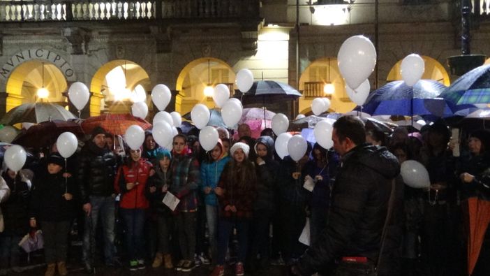 Gli ex alunni di Christiane in piazza con i palloncini e, nell'articolo, Monica Seganfreddo attorniata da familiari e amici