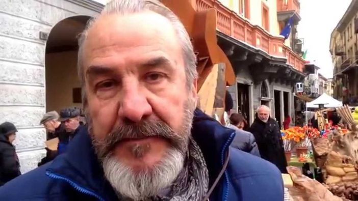 Roberto 'Bobo' Pernettaz impegnato nell'allestimento della mostra 'L'uomo che voleva volare'