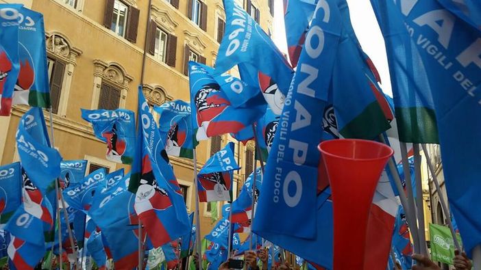 Bandiere del sindacato Conapo (immagine di repertorio) Bandiere del sindacato Conapo (immagine di repertorio)