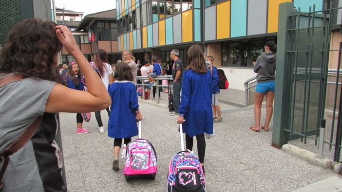 Alunni all'ingresso della scuola Einaudi