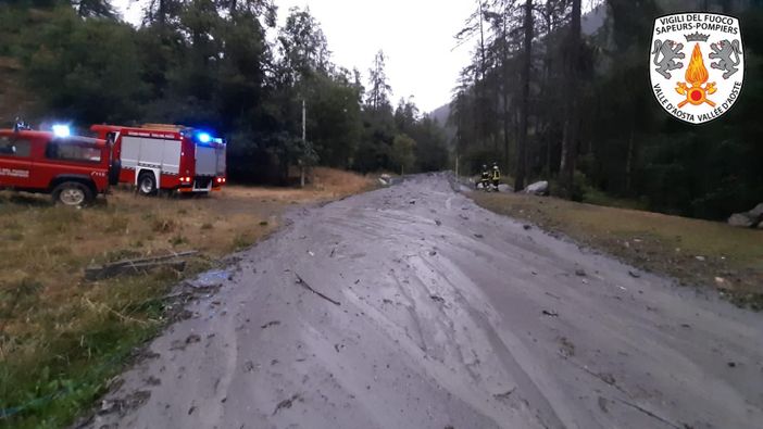 La strada della Val Ferrte invasa dai detriti