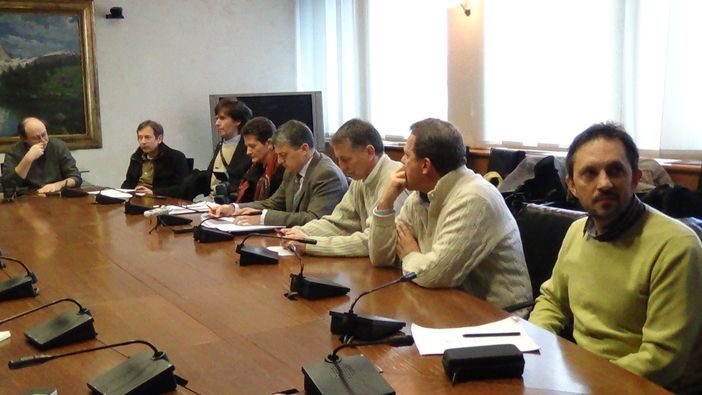 I gruppi di minoranza nel corso di una conferenza stampa