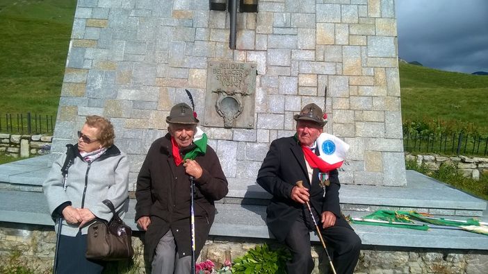 Nella foto al monumento del Piccolo San Bernardo: al centro Bruno Nigra tra la moglie Giovanna e l'amico di sempre Carlo Guaramonti