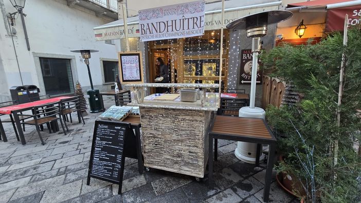 Dove il Natale incontra il gusto: ostriche e champagne tra le Luci dei Mercatini di Aosta Dove il Natale incontra il gusto: ostriche e champagne tra le Luci dei Mercatini di Aosta