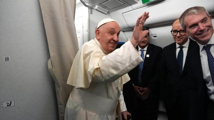Il Papa ai giornalisti in volo: è il mio viaggio più lungo, grazie della compagnia Il Papa ai giornalisti in volo: è il mio viaggio più lungo, grazie della compagnia
