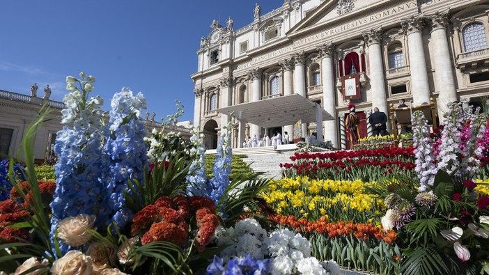 Piazza San Pietro e la Basilica, un giardino multicolore per la Pasqua
